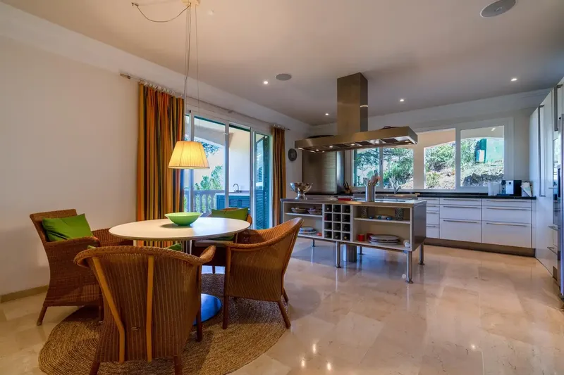 Sea views, nature and privacy: all combined in an exceptional villa in Canyamel. — photo 8