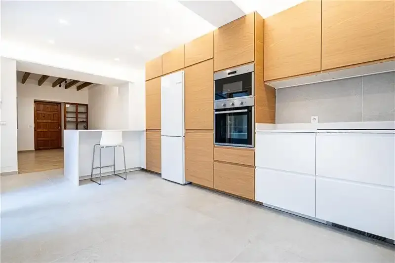 Ground floor with patio and pool, approx. 120m², living-dining room of approx. 30m² with exposed beams, fully furnished and equipped kitchen — photo 3