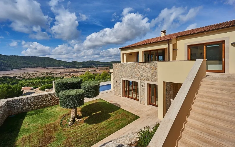 Imposing villa with vacation rental license and views over the valley, as well as the golf course of Canyamel — photo 3