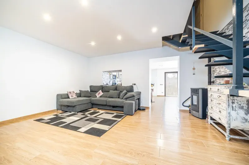 Village house of approximately 240 m² built, distributed over two floors, fully renovated and ready to move into. Located — photo 3