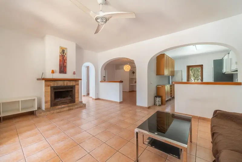 A home full of potential is this villa of approx. 150 m2 in Puerto Alcudia, near the beach and the lakes, with 4 bedrooms, 2 bathrooms, kitchen — photo 2