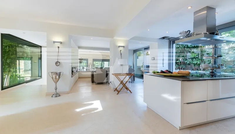 Light-flooded sea view villa in a prime location — photo 5