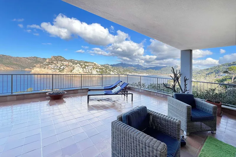 2-bedroom apartment in small harbor-view residence for rent — photo 1