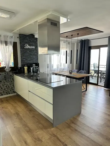 Spectacular 98 m² apartment on the seafront in Cala Millor, located on the fifth floor of a building with a lift and with impressive — photo 3