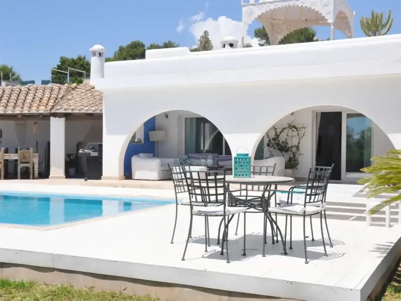 Experience the ultimate Mediterranean lifestyle with this stunning Ibizan-style villa for sale in Sol de Mallorca, one of Mallorca’s most ex — photo 2