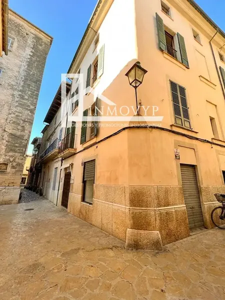 InmoVYP is pleased to offer this wonderful property in the heart of Pollença, just steps from the main square with its — photo 1