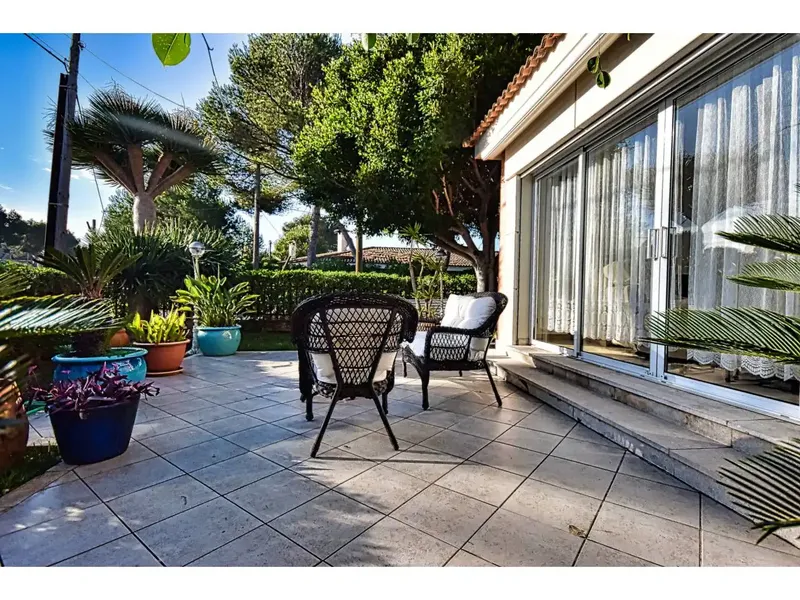 In Son Baulo, very close to the beach, on a plot of about 990 m2 we have a main house of about 250 m2 on two floors offering 3 bedrooms — photo 3