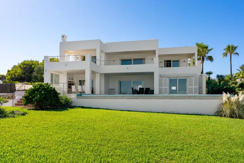 This singular frontline villa in Cala d'Or offers extraordinary privacy, magnificent outdoor spaces and uninter — photo 1