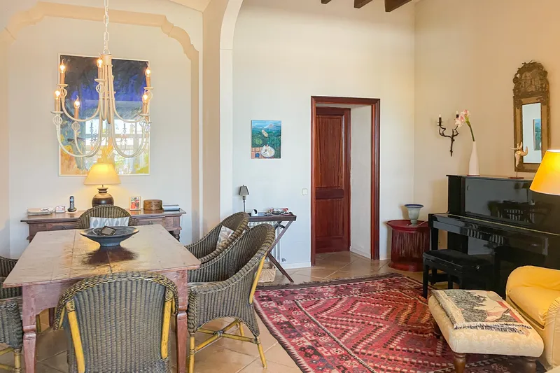 Spacious townhouse with lovingly preserved vintage elements, large terrace with castle and distant views — photo 4