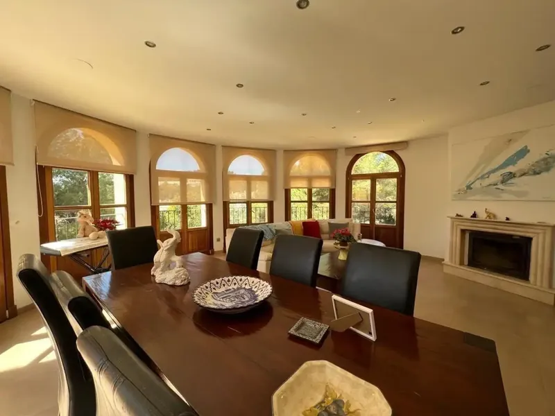 Welcome to this unique chalet in Peguera, perfectly adapted for families, couples and investors. The imposing entrance and the spacious living room — photo 8