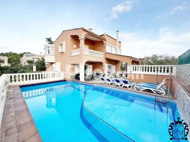 Chalet pareado en Carrer d'Haro — photo 1