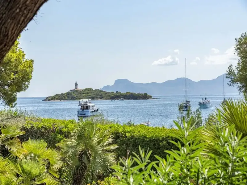 This impressive seafront villa now on offer is located in the coveted area of Alcanada, Alcudia. It offers a unique combination — photo 2
