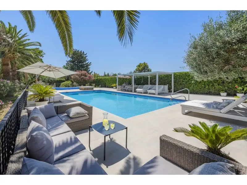 Located on a flat, sun-drenched plot of 8,300 m², this completely renovated finca perfectly combines Mallorcan charm — photo 1