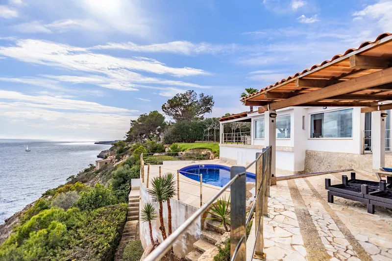 Villa in first sea line on double plot to renovate — photo 2