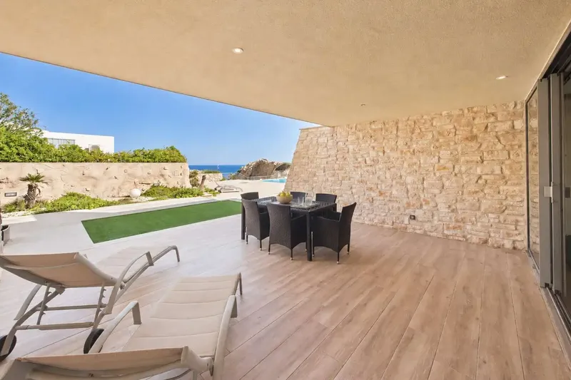 This house is not just any holiday home. Its large glazed surfaces, its open sightlines and its staggered living levels — photo 5