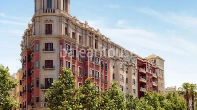 Great investment: elegant restored apartment building in the centre of Palma and close to the sea — photo 1