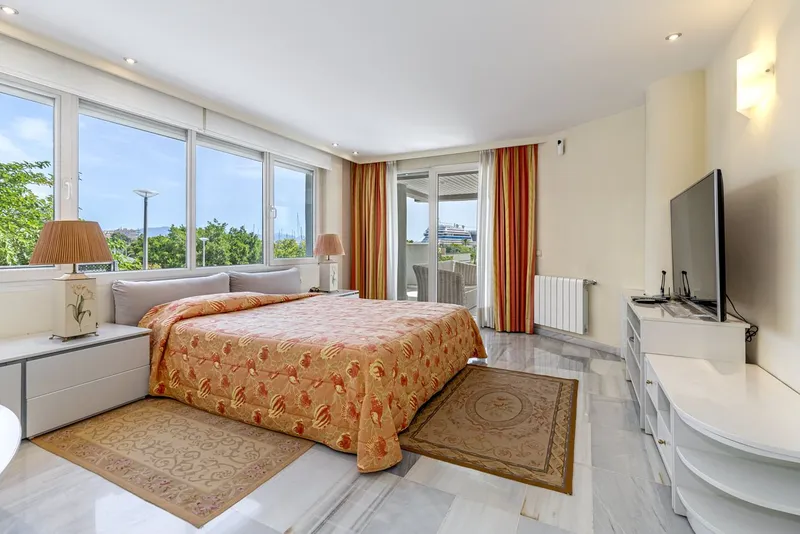 Apartment in Palma - Communal pool with harbor view — photo 9