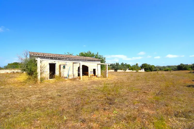 Discover this magnificent rustic estate located in the Son Blay area, just 2.7 km from the town center and with direct access by road — photo 3