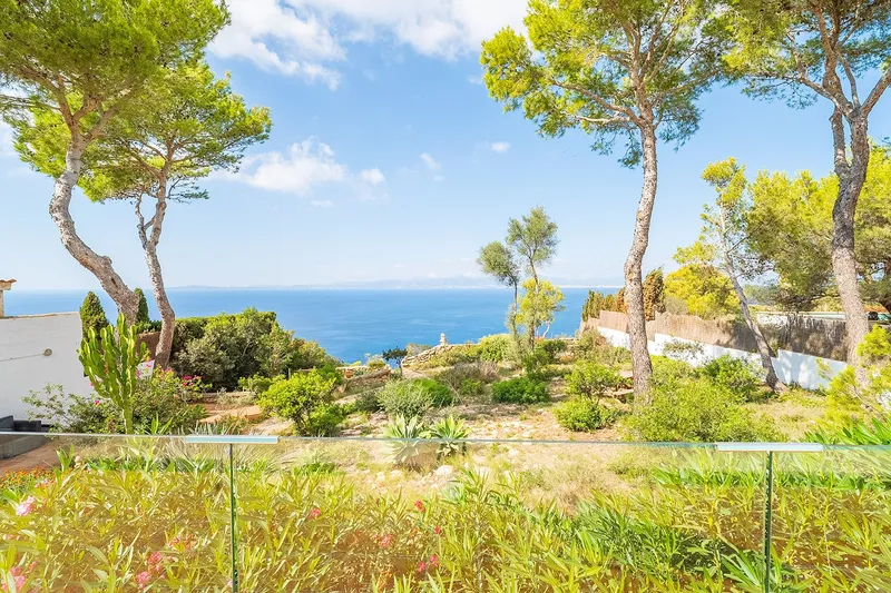 Sun-drenched villa on the first sea line with holiday rental licence — photo 1