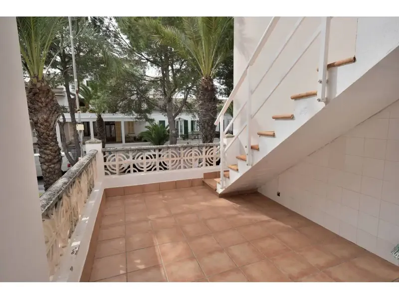 Can Picafort, first line of the sea, with spectacular views, 3-storey building with a built area of 273 m2 — photo 1