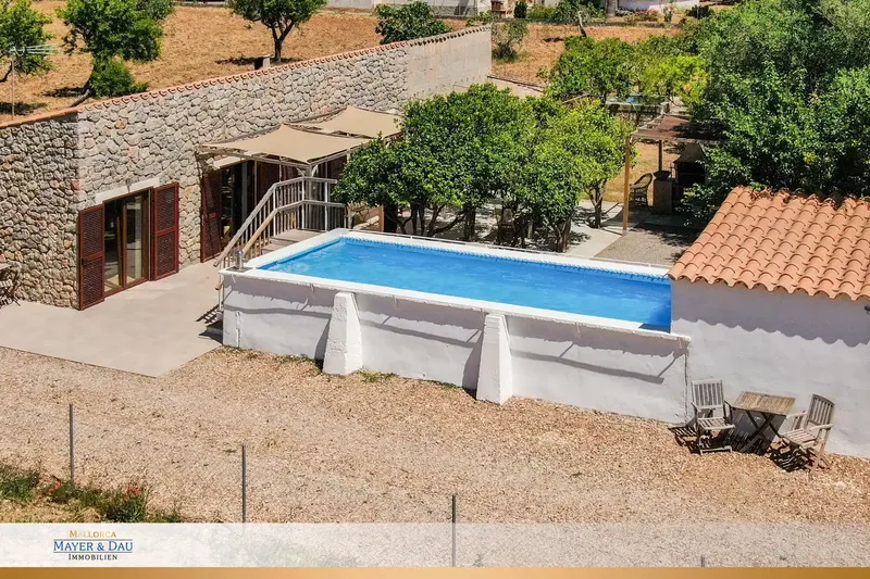 This beautiful property is located in the idyllic countryside near the charming village of Campanet on a plot of about 3,900 m², surrounded by — photo 1