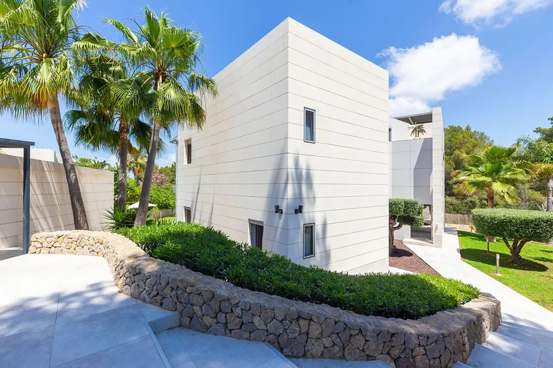 Elegant family villa in exclusive residential location near the center — photo 2