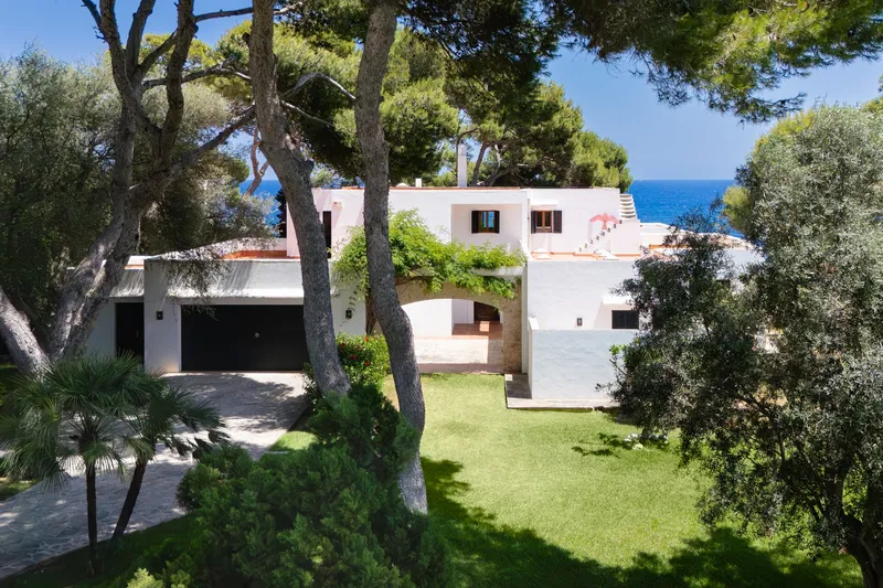 Seafront villa in Cala d'Or with holiday rental licence and sea views — photo 3