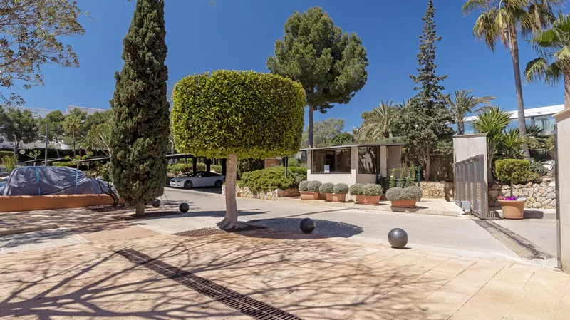 Superb and luxurious, south facing apartment in a first line waterfront community affording panoramic sea and coastal views in Sol de Mallorca – For Sale — photo 3