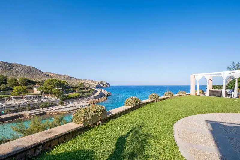 This 571 m2 villa in Cala Sant Vicenç on a plot of approx. 4,200 m2 on the first line of the sea charms with its fantastic and clear view to — photo 4