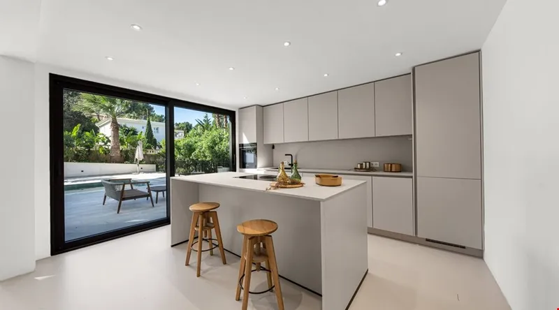 Contemporary four-bedroom villa with holiday rental licence in Santa Ponsa — photo 5