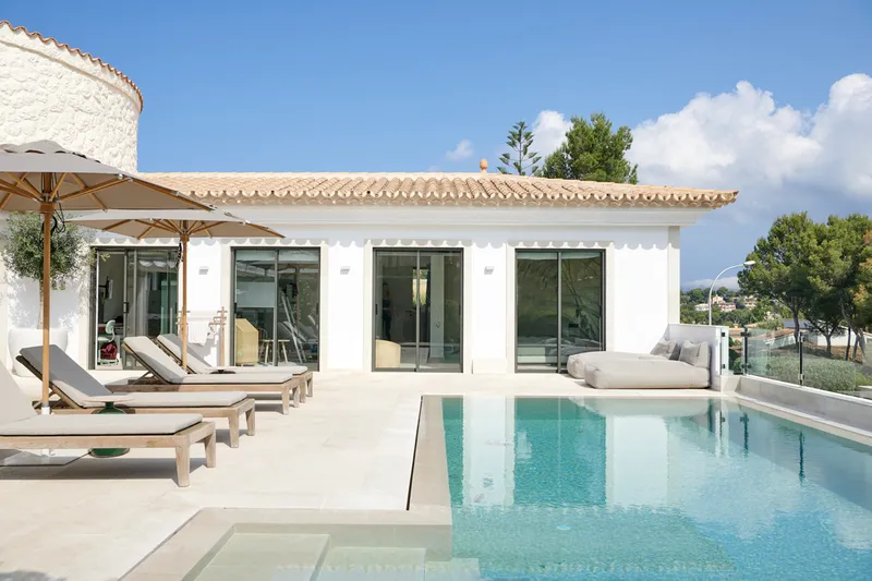Modern family villa with traditional architecture in a prime location in Santa Ponsa - Marcel Remus Real Estate — photo 1