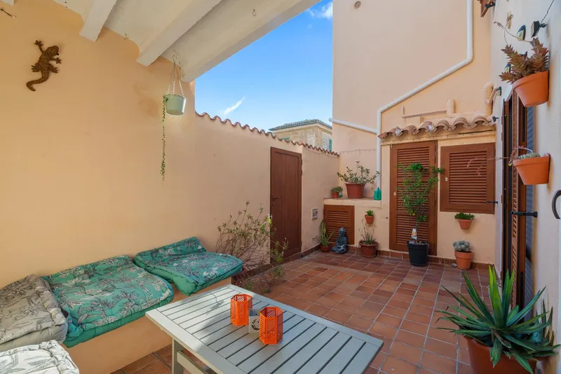 Charming house with sunny patio and holiday rental licence — photo 3