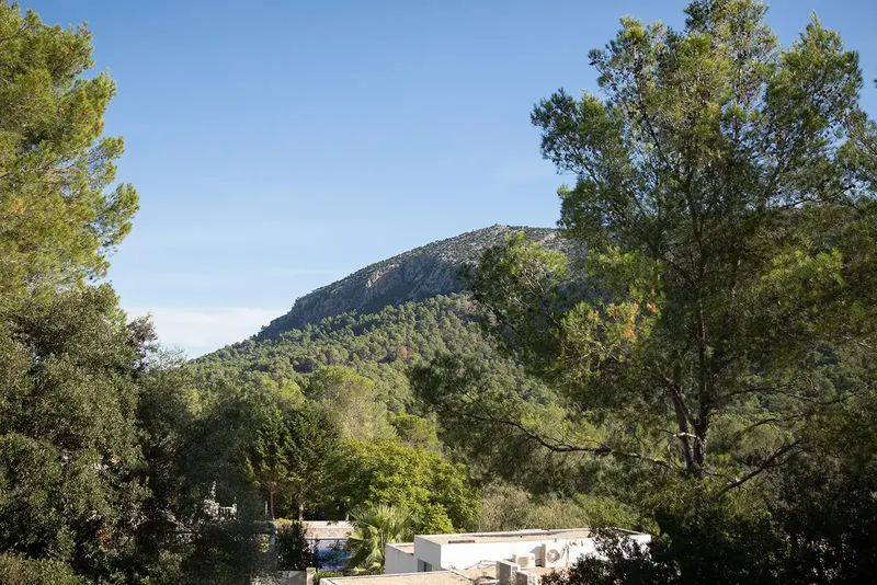 Spacious five-bedroom detached house in the quiet and sought-after residential area of Son Toni, with excellent views of the — photo 2