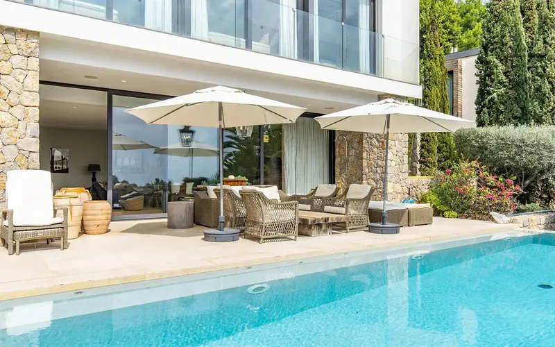 This elegant villa in Genova is located in a coveted area of Palma, a short drive from the city center, and impresses with — photo 9