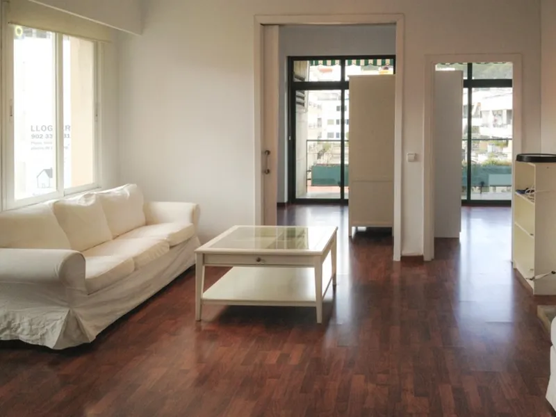 Spacious apartment for renovation with two bedrooms, two bathrooms, terrace, lift and parking in El Terreno — photo 2