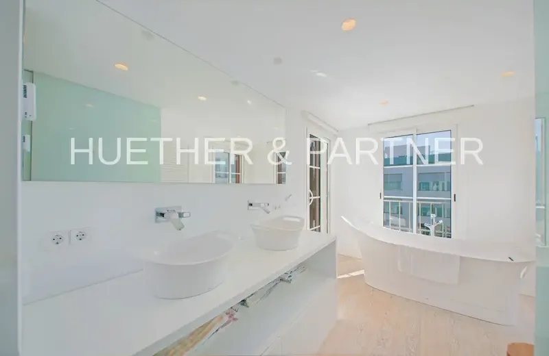 This modern and bright penthouse is located in one of the most coveted and exclusive residential complexes in Porto Cristo. Even the facade — photo 11