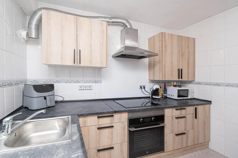 Bright 3-bedroom apartment in good condition with balcony — photo 9