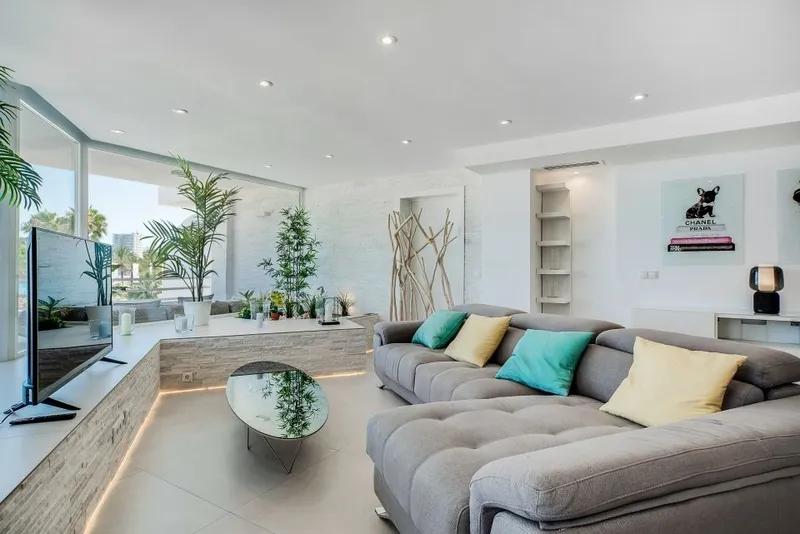 Renovated luxury apartment in 1st sea line with fantastic panoramic sea view — photo 7