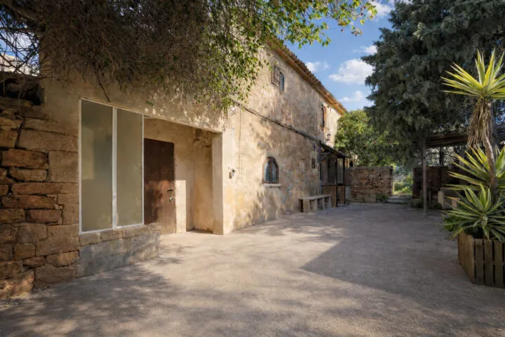Historic village house in Ses Salines for renovation, 274 m² and plot of 433 m² — photo 1