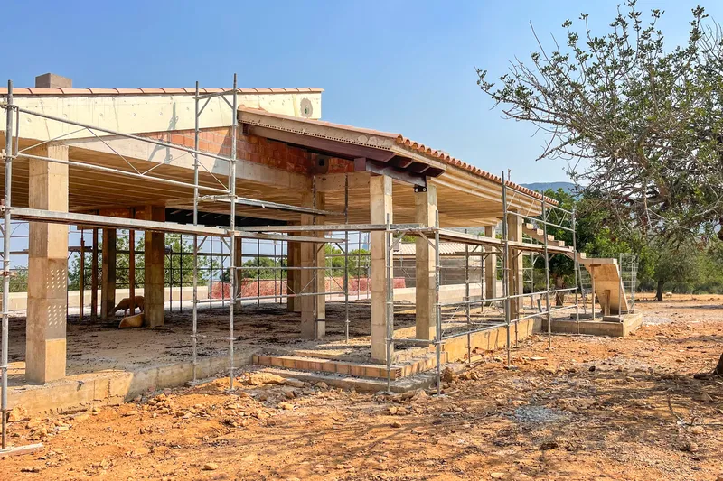 Spacious plot with shell construction in idyllic hill landscape — photo 1