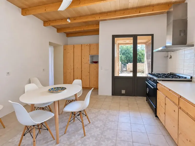 Piedra natural, un gran arco y techos de gran altura con vigas vistas definen el carácter de esta casa de campo tradicional mallorquina ubic — photo 8