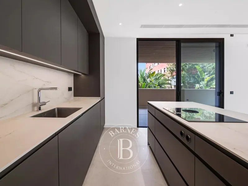 Elegant ground floor apartment with private garden and direct pool access — photo 2