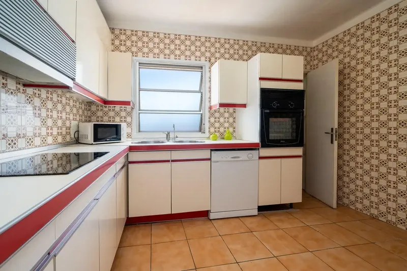 The property has 128 m2 built distributed in a spacious living-dining room, 4 bedrooms, 2 full bathrooms, 1 toilet, independent kitchen — photo 7