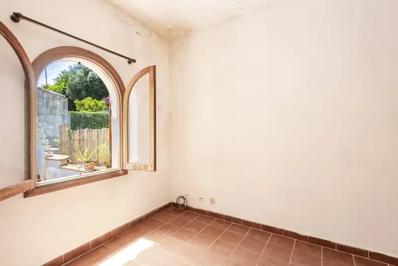 Promising house for sale in the heart of Pollensa, with great potential, village views and excellent access to shops — photo 11