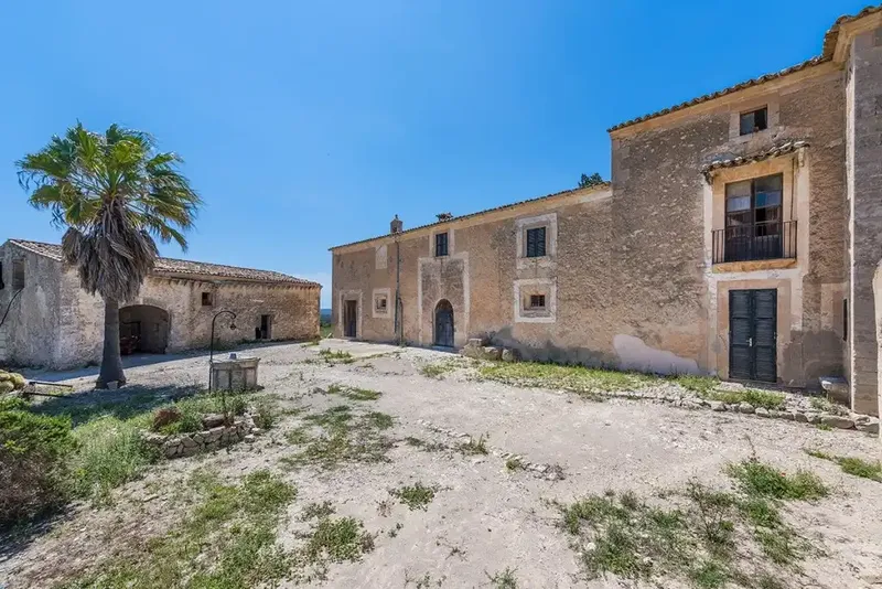 This ancient and majestic estate is located in the center of the tranquil and idyllic countryside of Mallorca, situated on an immense plot of 415.0 — photo 3