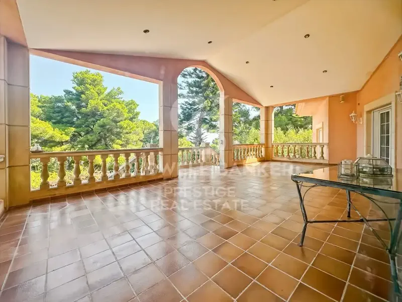 Situated in a privileged position on a mountainside, this magnificent villa of more than 550 m² built combines spaciousness, light — photo 1