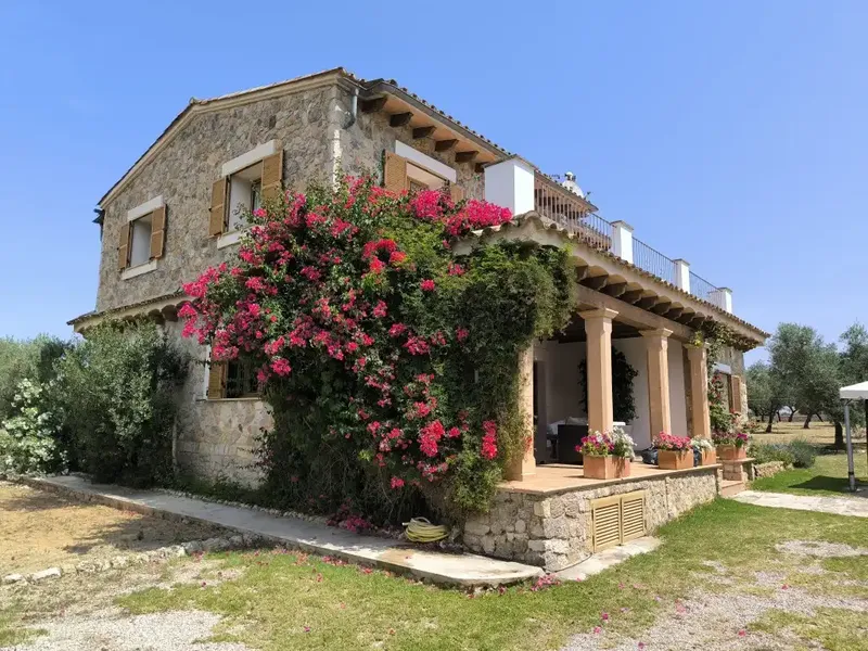 Unique opportunity to acquire a Mallorcan-style house for sale in Llubí, offering total privacy, a serene countryside setting — photo 1