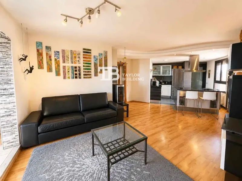 Taylor Building Real Estate offers this spacious 170 m² penthouse, located on the tenth floor, in the S'Olivera area, one of the most — photo 3