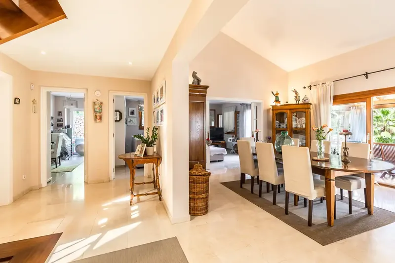 This magnificent villa in Genoa with sea views from the rooftop terrace and partial sea views from the living room is located in a — photo 3