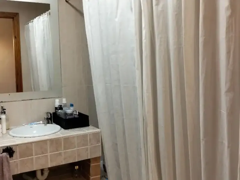 120 m² flat with 2 double bedrooms and 1 single, en-suite bathroom and another full bathroom, living-dining room, furnished kitchen with appliances — photo 6
